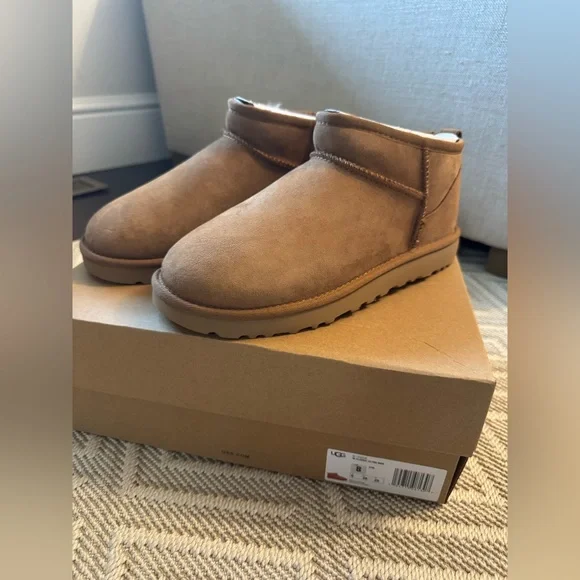 Ugg Women’s Classic Ultra Mini Boots -New in box - Picture 2 of 3
